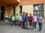 Seznamujeme se školou a jejím okolím, naší mateř.školkou, tělocvičnou, jídelnou, panem školníkem..